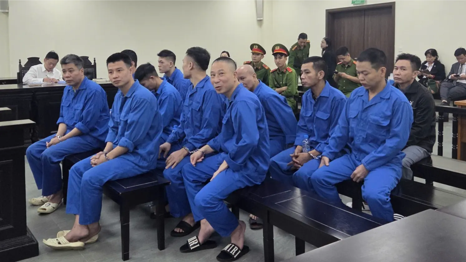 Trưởng khoa bệnh viện nhận hối lộ cho tội phạm ra ngoài